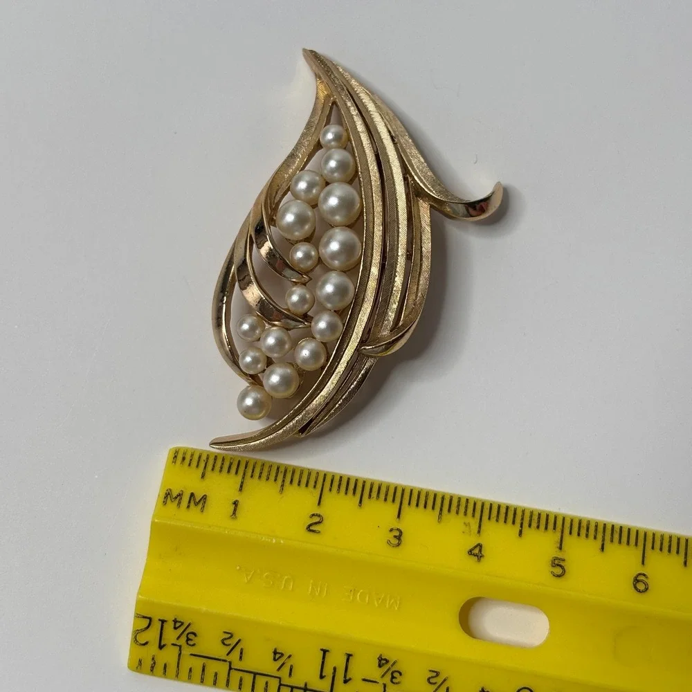 Trifari‎ Vintage Gold Tone Faux Pearl Leaf Brooch Pin Textured Mid Century MCM
